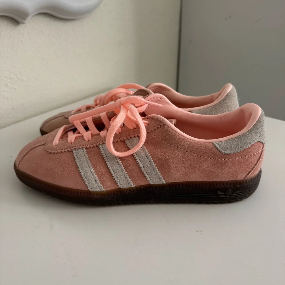 Adidas Bermuda Women’s suede sneaker Pink size 7 - Picture 1 of 6